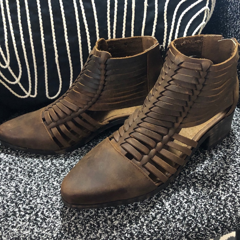Sbicca collection distressed look leather booties back zip size 7.5
